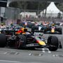 Verstappen trionfa in Azerbaijan, out il leader Piastri