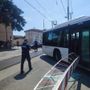 Galliate, autobus travolge le sbarre del passaggio a livello: traffico in tilt