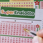 SuperEnalotto fortunato a Gozzano: centrato un “5” da oltre 42 mila euro