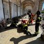 Cade in un loculo al cimitero di Fara Novarese, soccorso dai vigili del fuoco