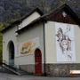 La partenza della funivia a Goglio sulla quale spiccano i dipinti di Angelo Del devero La partenza della funivia a Goglio sulla quale spiccano i dipinti di Angelo Del devero