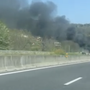 Auto in fiamme sull'A26: code tra Meina e Carpugnino VIDEO