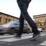 Nuovo Codice della strada, stretta sui pedoni: multa da 75 euro per chi attraversa guardando lo smartphone