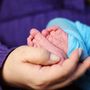 Parole e carezze che curano: a Borgomanero un incontro per famiglie nel segno del benessere infantile