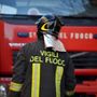 Dormelletto, incendio all’alba in un capannone: traffico rallentato e disagi per i pendolari