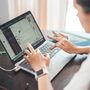 Artigianato italiano, la nuova era digitale: boom di estetisti e specialisti IT, crollano i mestieri tradizionali