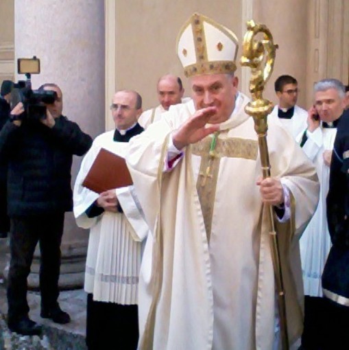 Questa sera in diretta tv il rosario del vescovo Brambilla
