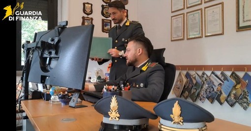 Dal nord ovest. Timbrava il cartellino e poi andava a lavorare in Svizzera: dipendente comunale infedele scoperto dalla Guardia di Finanza Dal nord ovest. Timbrava il cartellino e poi andava a lavorare in Svizzera: dipendente comunale infedele scoperto dalla Guardia di Finanza