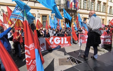 Protesta a Novara: solidarietà e rivendicazioni per i lavoratori   FOTO e VIDEO
