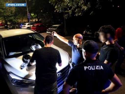 Controlli straordinari della Polizia a Novara: sequestrati un coltello con tirapugni, metanfetamine e spray al peperoncino Controlli straordinari della Polizia a Novara: sequestrati un coltello con tirapugni, metanfetamine e spray al peperoncino