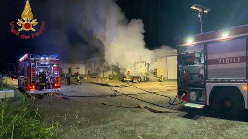 Garbagna Novarese, camion in fiamme nella notte in un deposito