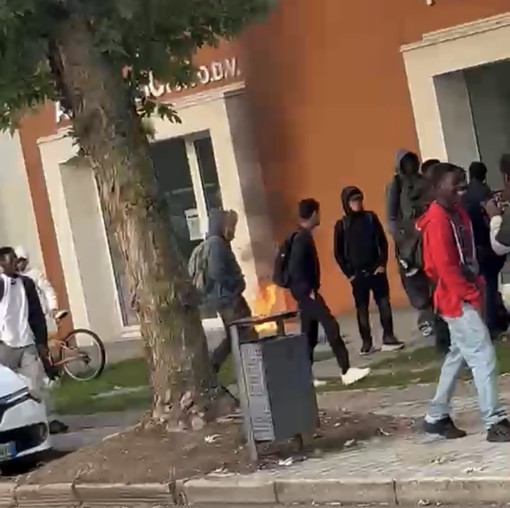 Tensione al Da Vinci di Borgomanero: protesta degli studenti per le regole sull’intervallo, bruciato un cumulo di rifiuti