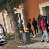 Tensione al Da Vinci di Borgomanero: protesta degli studenti per le regole sull’intervallo, bruciato un cumulo di rifiuti