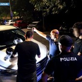 Controlli straordinari della Polizia a Novara: sequestrati un coltello con tirapugni, metanfetamine e spray al peperoncino