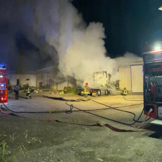 Garbagna Novarese, camion in fiamme nella notte in un deposito