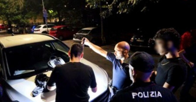 Controlli straordinari della Polizia a Novara: sequestrati un coltello con tirapugni, metanfetamine e spray al peperoncino Controlli straordinari della Polizia a Novara: sequestrati un coltello con tirapugni, metanfetamine e spray al peperoncino