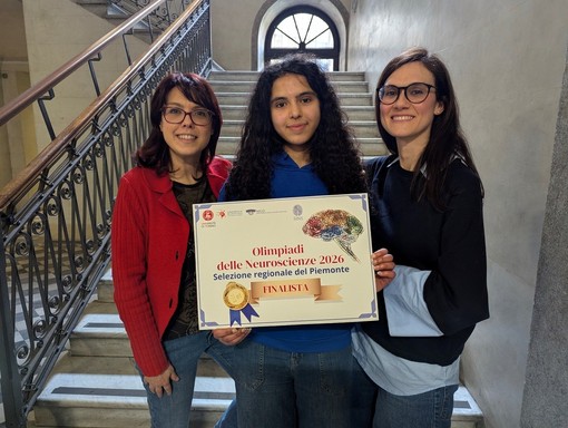 Nella foto da sinistra:  la coordinatrice, prof.ssa Marina Boido (NICO, Università di Torino), Myriam Sayed Mohamed (la vincitrice) e la prof.ssa Giulia Callegari del Convitto Carlo Alberto di Novara