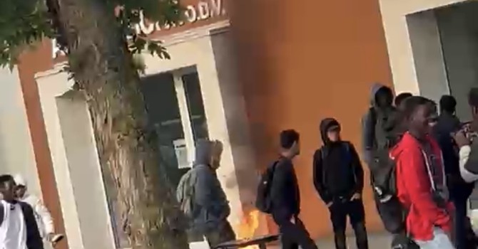 Tensione al Da Vinci di Borgomanero: protesta degli studenti per le regole sull’intervallo, bruciato un cumulo di rifiuti Tensione al Da Vinci di Borgomanero: protesta degli studenti per le regole sull’intervallo, bruciato un cumulo di rifiuti