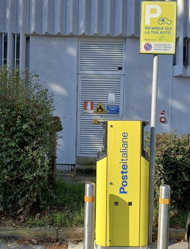 Mobilità green nel Novarese: Poste Italiane allaccia 18 colonnine elettriche nei piccoli Comuni