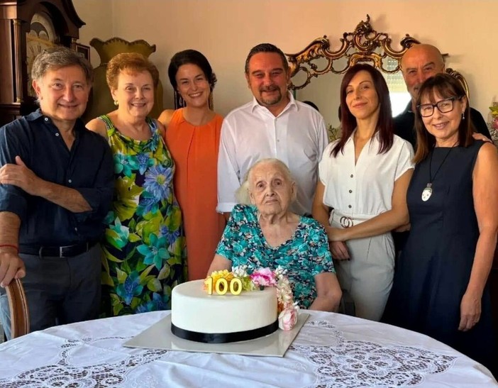 Novara in festa per i 100 anni di Ernestina Nebbia: gli auguri del sindaco Canelli Novara in festa per i 100 anni di Ernestina Nebbia: gli auguri del sindaco Canelli