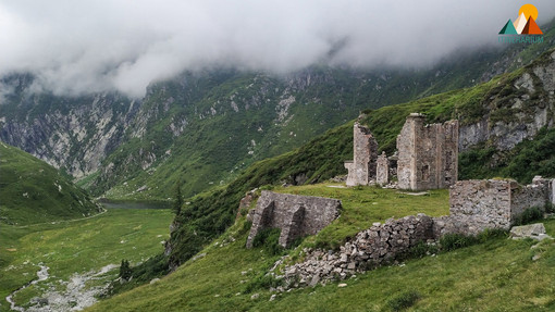 Prati verde smeraldo e rovine arroccate, non serve andare in Irlanda!