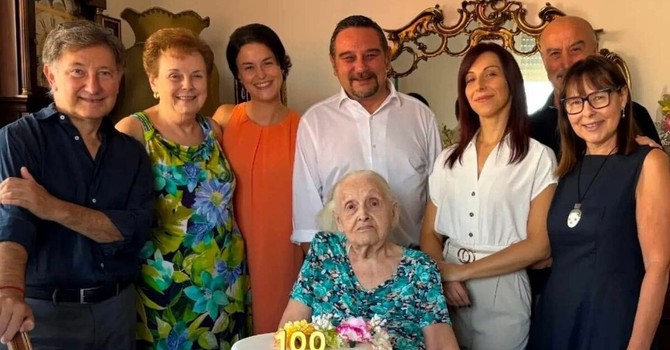 Novara in festa per i 100 anni di Ernestina Nebbia: gli auguri del sindaco Canelli Novara in festa per i 100 anni di Ernestina Nebbia: gli auguri del sindaco Canelli
