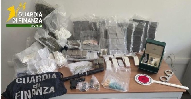 Sequestrati oltre 45 chili di droga e beni di lusso: in carcere un presunto trafficante Sequestrati oltre 45 chili di droga e beni di lusso: in carcere un presunto trafficante