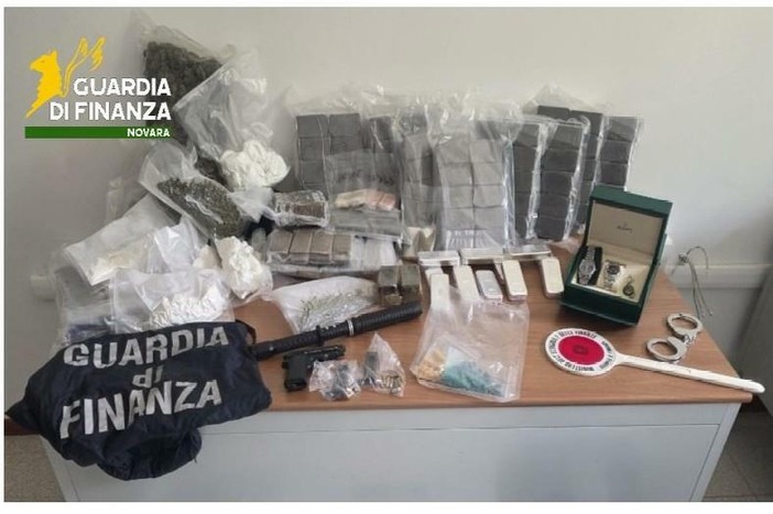 Sequestrati oltre 45 chili di droga e beni di lusso: in carcere un presunto trafficante Sequestrati oltre 45 chili di droga e beni di lusso: in carcere un presunto trafficante