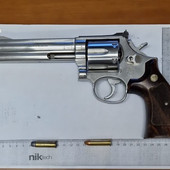 Ubriaco aggredisce la figlia, arrestato: sequestrata anche una pistola illegale