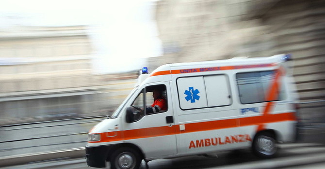 Due incidenti sulla statale 11: automobilista salvato da operai, traffico in tilt Due incidenti sulla statale 11: automobilista salvato da operai, traffico in tilt