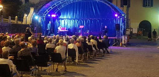 Arona, successo per lo spettacolo “Mi lagnerò tacendo” Arona, successo per lo spettacolo “Mi lagnerò tacendo”