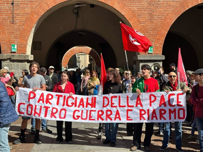 25 aprile a Novara: contestazioni contro il consigliere provinciale di FdI Mauro Gigantino FOTO