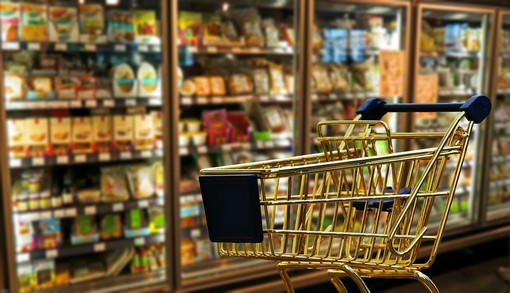 Il caro bollette finisce nel carrello della spesa: aumenti di 650 euro nel 2022