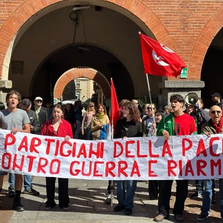 25 aprile a Novara: contestazioni contro il consigliere provinciale di FdI Mauro Gigantino FOTO