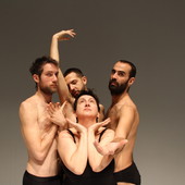 “Graces” di Silvia Gribaudi incanta il Teatro Faraggiana: un elogio dell’imperfezione