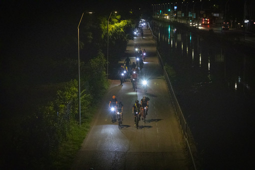 Arona si sveglia in bici: in 900 da Milano al Lago Maggiore nella notte della Bike Night