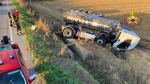 Cerano, autocisterna esce di strada e si ribalta in un campo Cerano, autocisterna esce di strada e si ribalta in un campo