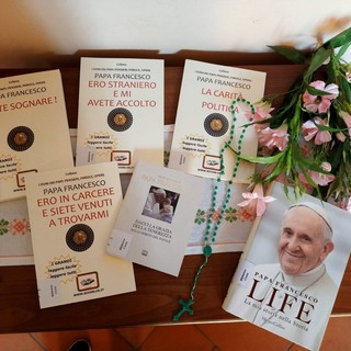 Papa Francesco: un’esposizione bibliografica a Trecate