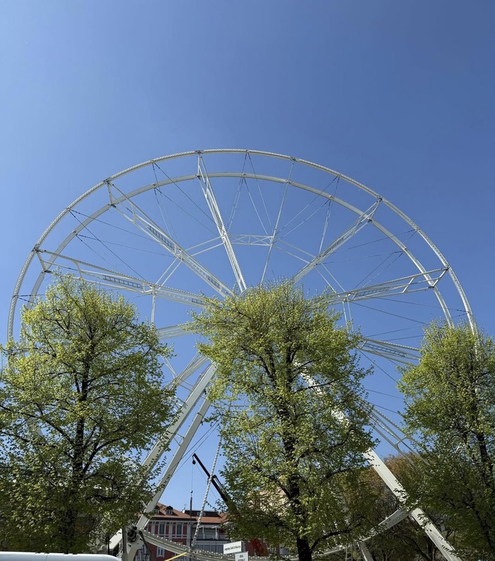 Torna la Ruota panoramica ai giardini di Arona