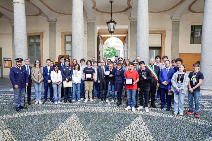 Intelligenza artificiale ed etica sociale: consegnate le borse di studio del Nastro Azzurro in Prefettura