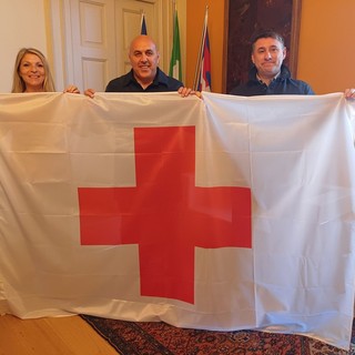 Borgomanero si tinge di rosso per la Giornata Mondiale della Croce Rossa e attende “Piccole mani per la vita”