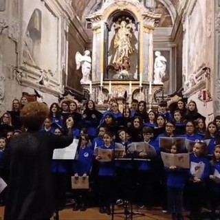 Emozionante concerto del coro “Don Gambino” per ricordare Papa Francesco