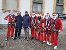 Spettacolo natalizio a Novara: Babbo Natale acrobatico arriva dal cielo Spettacolo natalizio a Novara: Babbo Natale acrobatico arriva dal cielo