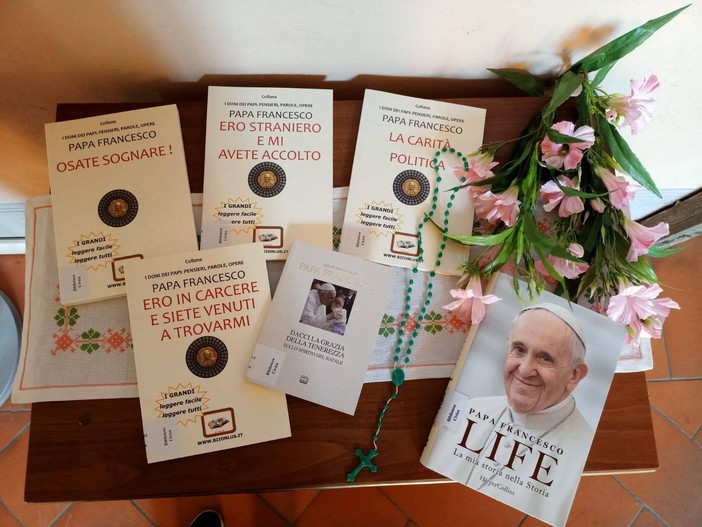 Papa Francesco: un’esposizione bibliografica a Trecate