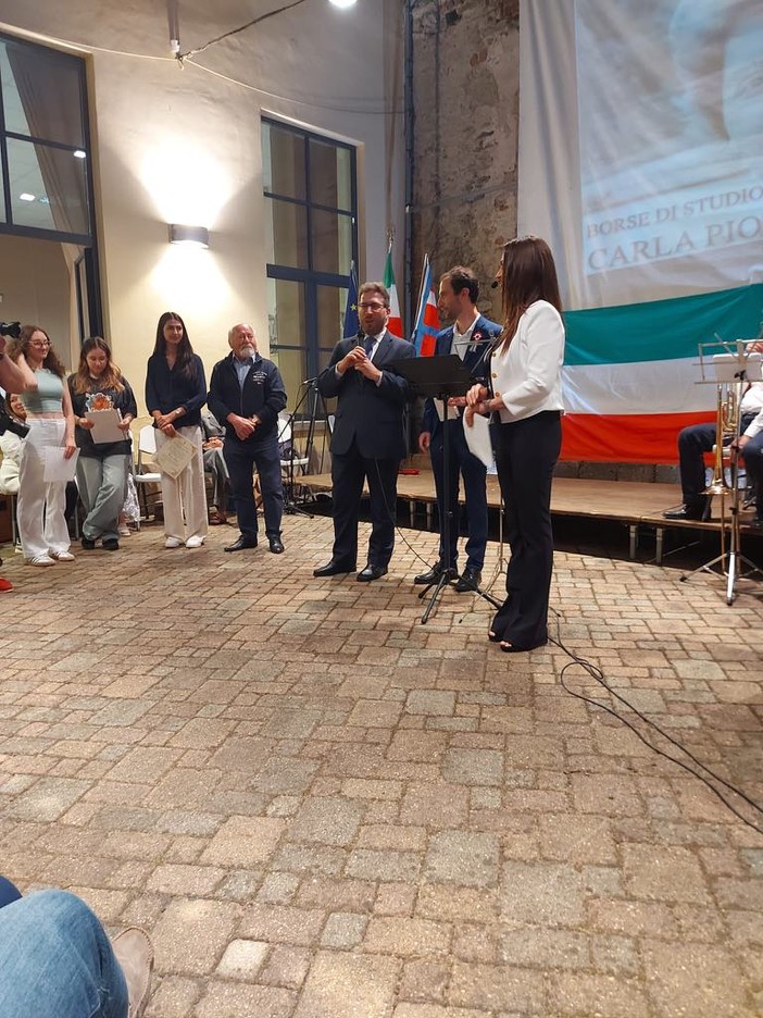 Invorio celebra la Festa della Repubblica con i neodiciottenni