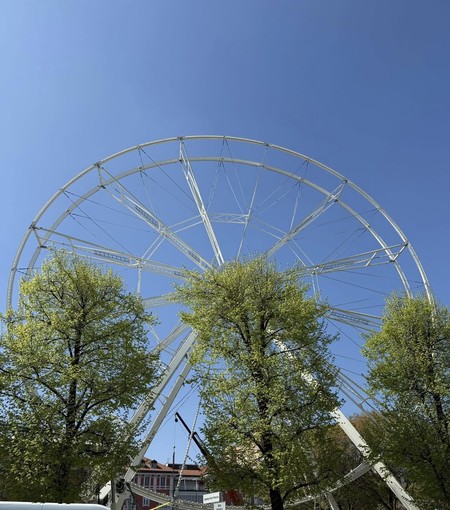 Torna la Ruota panoramica ai giardini di Arona