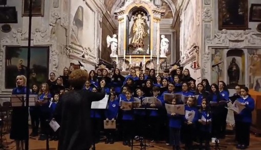Emozionante concerto del coro “Don Gambino” per ricordare Papa Francesco