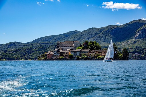 Vela Viva 15 approda sul Lago Maggiore: una giornata di sport, natura e passione per la vela Vela Viva 15 approda sul Lago Maggiore: una giornata di sport, natura e passione per la vela