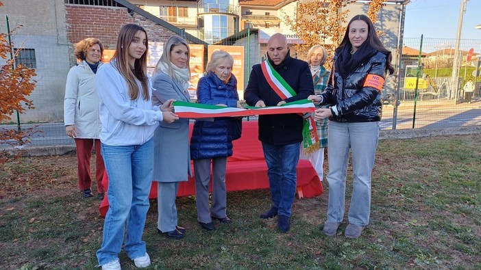 Borgomanero: inaugurata una panchina arancione in memoria di Charlotte Maltese