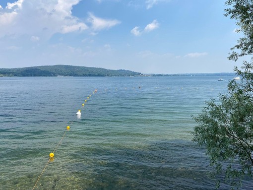 Quindici anni di lavori contro gli scarichi abusivi: la battaglia per la qualità delle acque del lago